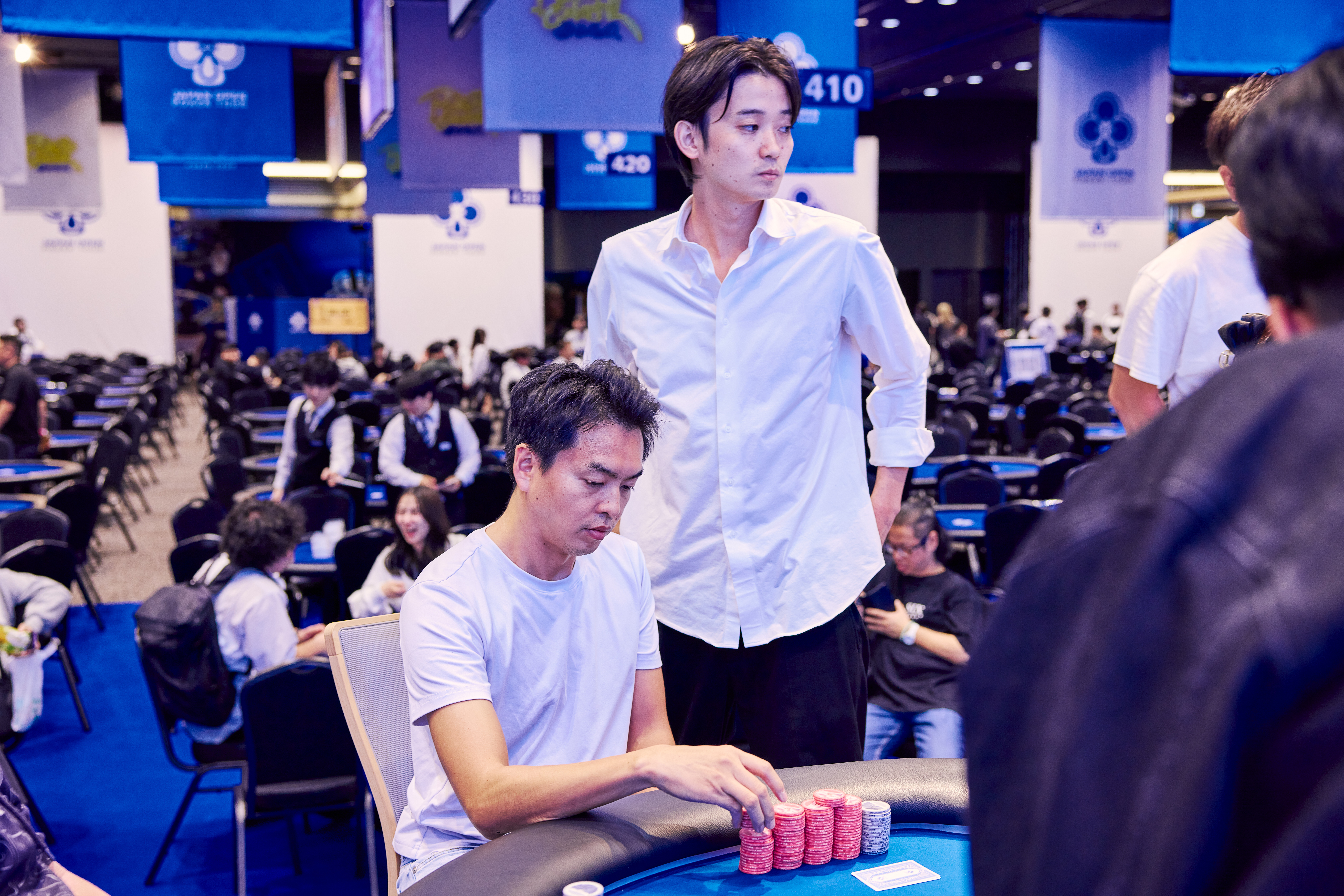 インタビュー中の写真